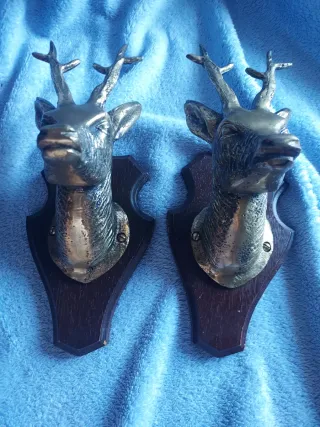 Dos Figuras cabezas de corzo en bronce con peanas