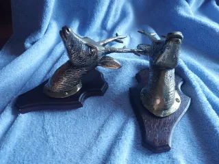 Dos Figuras cabezas de corzo en bronce con peanas