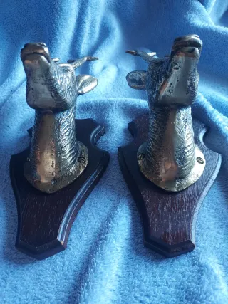 Dos Figuras cabezas de corzo en bronce con peanas