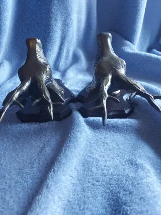 Dos Figuras cabezas de corzo en bronce con peanas