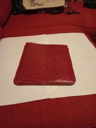 Funda tablet piel roja cocodrilo