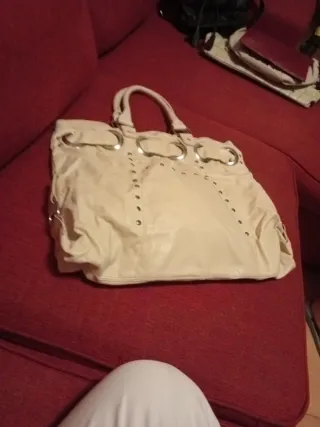Bolso Beige con Tachuelas y Anillas