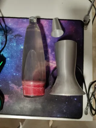 Lámpara de lava plateada y transparente