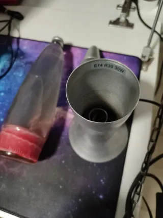 Lámpara de lava plateada y transparente