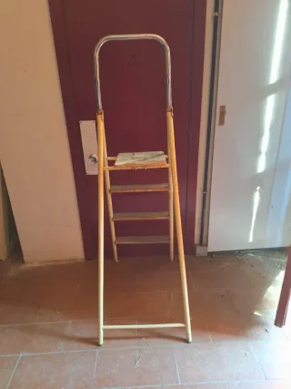 Escalera doméstica amarilla