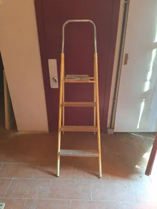 Escalera doméstica amarilla