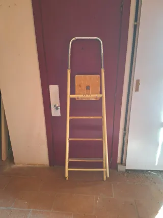 Escalera doméstica amarilla