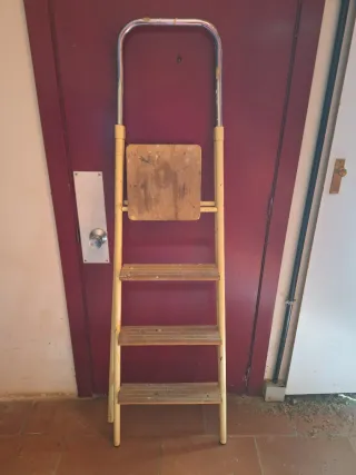 Escalera doméstica amarilla
