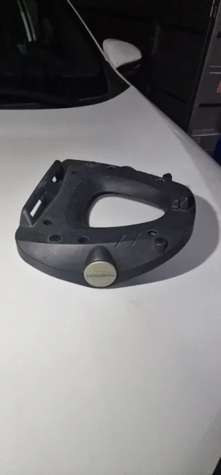 Baúl Givi 34L + Base Parrilla