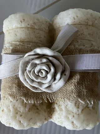 Soprammobile in cera decorato con rosa