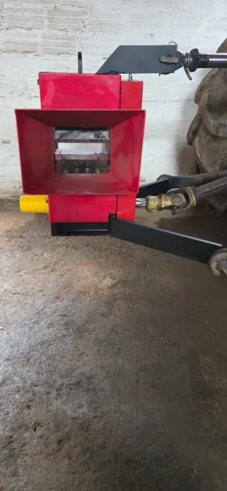 Cortadora taqueadora de leña.