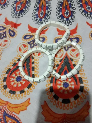 Precio negociable  Pulseras blancas con detalles p