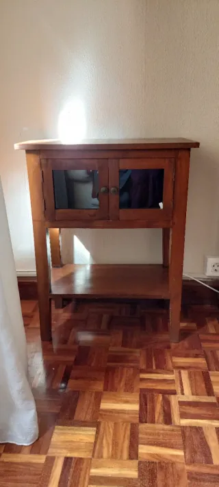 Consola de madera con puertas de cristal