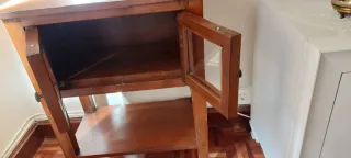 Consola de madera con puertas de cristal
