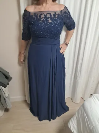 Vestido de mujer azul elegante con pedrería
