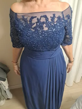 Vestido de mujer azul elegante con pedrería