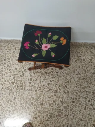 Banqueta antigua bordada flores