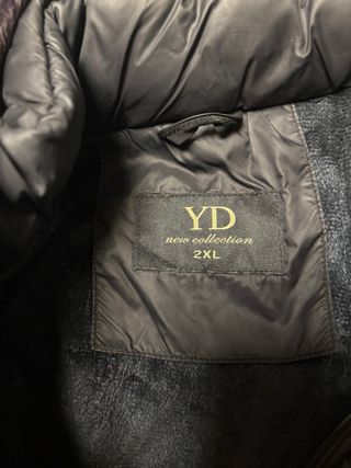 Chaqueta acolchada con capucha negra