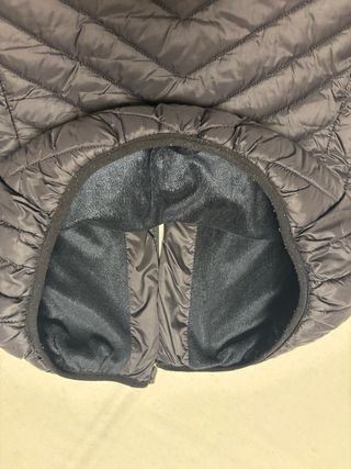 Chaqueta acolchada con capucha negra