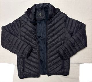 Chaqueta acolchada con capucha negra