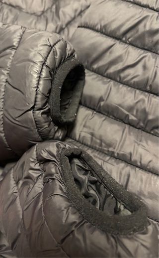 Chaqueta acolchada con capucha negra