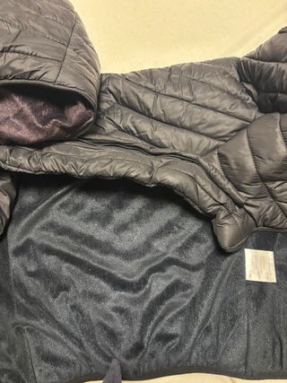 Chaqueta acolchada con capucha negra