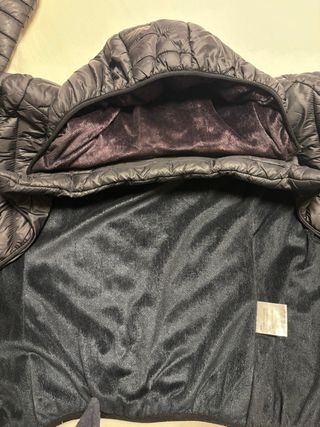 Chaqueta acolchada con capucha negra