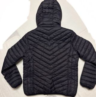 Chaqueta acolchada con capucha negra