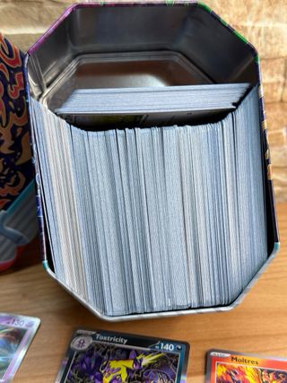 Lotto Carte Pokémon + Contenitore Oltre 300