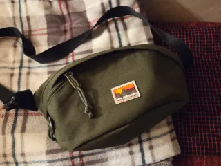 Riñonera verde con parche