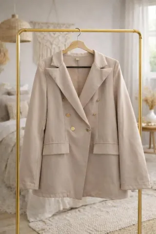 Blazer bege com botões dourados da Shein