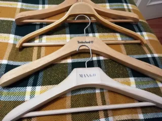 Lote  de 4 Perchas Madera Mango y Timberland