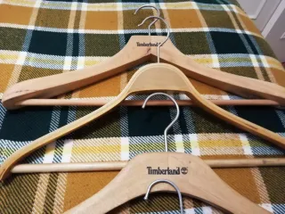 Lote  de 4 Perchas Madera Mango y Timberland