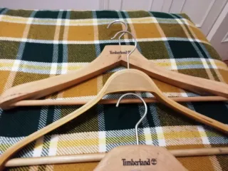 Lote  de 4 Perchas Madera Mango y Timberland
