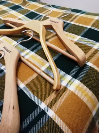 Lote  de 4 Perchas Madera Mango y Timberland