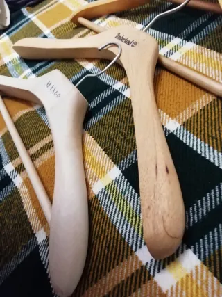 Lote  de 4 Perchas Madera Mango y Timberland