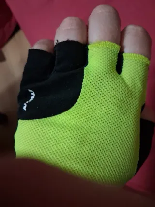 Guantes Btwin infantiles negros y verdes