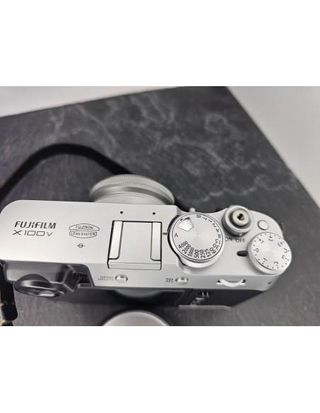 FUJIFILM X100V \x96 COMO NUEVA (2 DISPARO)