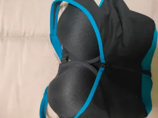 Sujetador deportivo negro con ribete azul