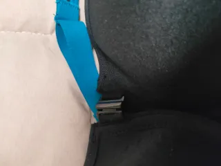 Sujetador deportivo negro con ribete azul