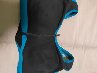 Sujetador deportivo negro con ribete azul