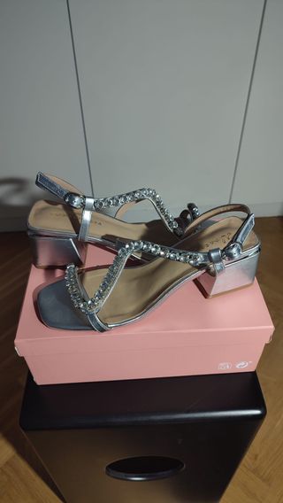 Sandalias Alma en Pena plateadas con pedrería