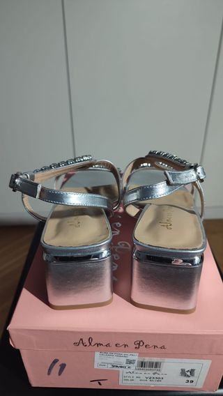 Sandalias Alma en Pena plateadas con pedrería