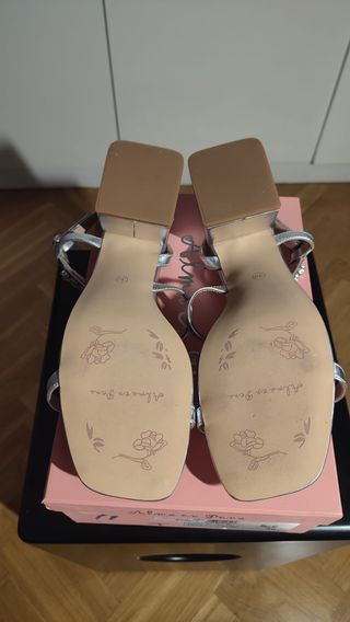 Sandalias Alma en Pena plateadas con pedrería