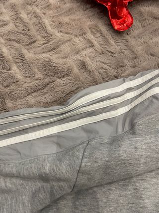 Sudadera Adidas gris con 3 rayas