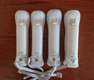 4 Mandos Wii + Motion Plus + Extensiones