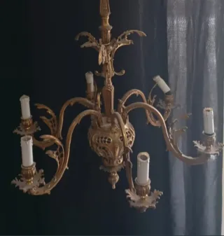 Lámpara de metal dorada