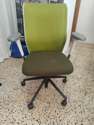Butacas de oficina ergonómicas y multirregulables.