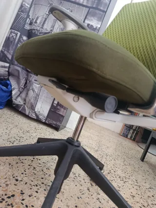 Butacas de oficina ergonómicas y multirregulables.