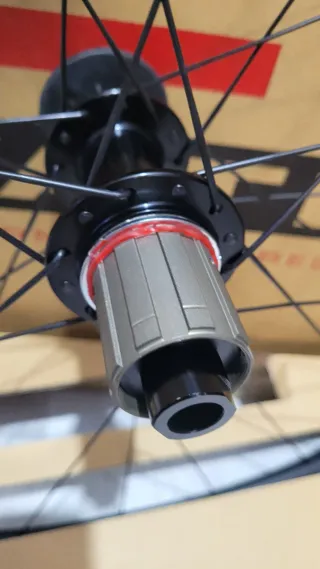 Ruedas carbono Novatec R3 700c brave.